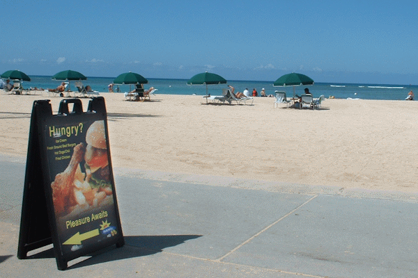 ワイキキビーチ、レストランの看板